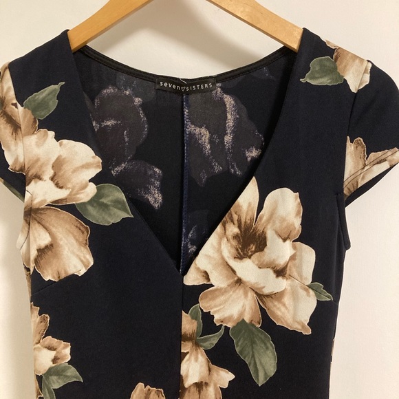 Seven sisters floral dress - Picture 3 of 3
